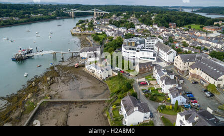 Luftaufnahme von Bangor über die Menai strait Angelsey, einschließlich der Menai Hängebrücke und Britannia Bridge Stockfoto