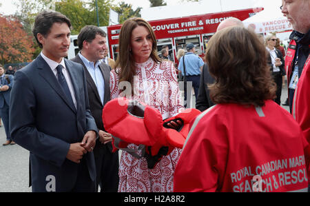 Die Herzogin von Cambridge präsentiert mit Schwimmwesten für Prinzessin Charlotte und Prinz George, wie Premierminister Justin Trudeau während blickt auf einen Besuch der Canadian Coast Guard und Vancouver Responder-Auftakt am Kitsilano Küstenwache Station in Vancouver, Kanada. Stockfoto