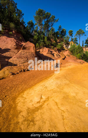 Roussillon ist eines der berühmtesten Sehenswürdigkeiten in Luberon Dank seiner geologischen Wundern. Stockfoto