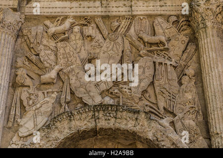 Triumphal Arch of Orange ist ein Denkmal der römischen Architektur in der Provence. Stockfoto