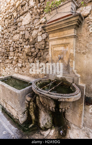 Pernes Les Fontaines ist ein Vaucluse Dorf Brunnen, wie der Name andeutet, wo verschiedene Arten von Brunnen gefunden werden kann Stockfoto