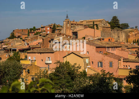 Roussillon, rot gefärbt und sitzend auf einem Hügel wurde als eines der Plus Beaux-Dörfer-de-France Stockfoto