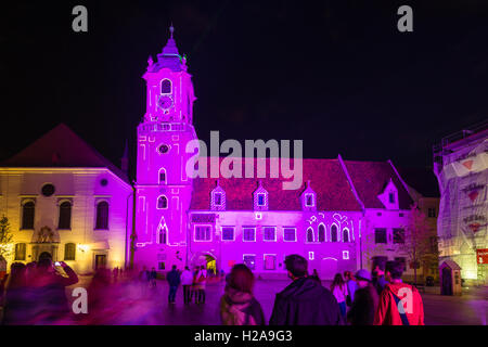 BRATISLAVA, Slowakei - 24. September 2016: Laser-Mapping-Projektion auf das alte Rathaus in The Lights Festival. Stockfoto
