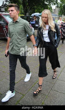 Alton Towers Themenpark Smiler Fahrt Unfallopfer kommen Leah Washington und Joe Pugh, bei Stafford Crown Court, wie der Betreiber des Parks Merlin wieder vor Gericht heute über die Achterbahn ist abstürzen die linken zwei Jugendliche benötigen Beinamputationen und mehrere andere Opfer mit schweren Verletzungen. Stockfoto