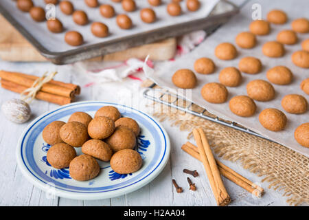 Hausgemachte "Pepernoten" oder "Kruidnoten", eine holländische Delikatesse für niederländische Urlaub "Sinterklaas". Stockfoto