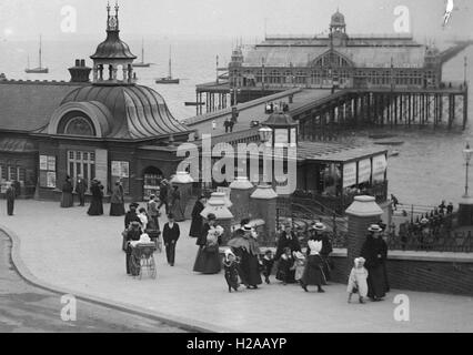 Die Szene am Eingang zu Southend Pier ca. 1890. Von der Glasplatte negativ. Foto von Tony Henshaw Stockfoto