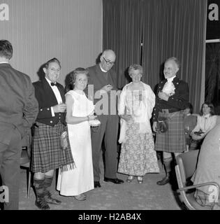 Caledonian Gesellschaft Burns Night c1968. Ein formeller Abendfeier des Lebens und der Poesie des Dichters Robert Burns. Am Abend inklusive Tracht mit Männer tragen Kilts, ein schottischer Piper mit Dudelsack, eine formale Verbreitung einschließlich Haggis und viel trinken! Es gab auch einige 60er Jahre Mode und Frisuren der Zeit. Foto von Tony Henshaw Stockfoto