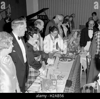 Caledonian Gesellschaft Burns Night c1968. Ein formeller Abendfeier des Lebens und der Poesie des Dichters Robert Burns. Am Abend inklusive Tracht mit Männer tragen Kilts, ein schottischer Piper mit Dudelsack, eine formale Verbreitung einschließlich Haggis und viel trinken! Es gab auch einige 60er Jahre Mode und Frisuren der Zeit. Foto von Tony Henshaw Stockfoto