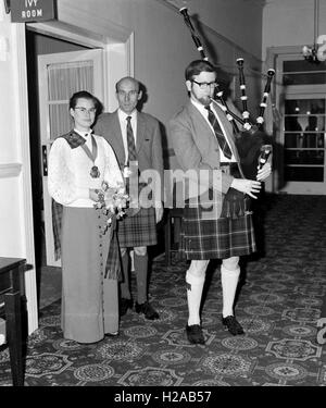 Caledonian Gesellschaft Burns Night c1968. Ein formeller Abendfeier des Lebens und der Poesie des Dichters Robert Burns. Am Abend inklusive Tracht mit Männer tragen Kilts, ein schottischer Piper mit Dudelsack, eine formale Verbreitung einschließlich Haggis und viel trinken! Es gab auch einige 60er Jahre Mode und Frisuren der Zeit. Foto von Tony Henshaw Stockfoto