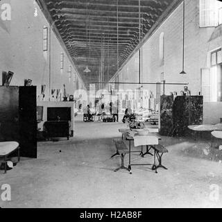 c1915 1. Weltkrieg Opfer überwältigt die bestehenden Krankenhäuser in England als auch in Frankreich und Flandern. Viele zivile Krankenhäuser und große Gebäude wurden beschlagnahmt und für militärische dieses Verwendung übergeben ist beispielsweise leider nicht bekannt. Sie können die gestellten Veteranen und Personal in der Ferne sehen. Foto von Tony Henshaw Stockfoto