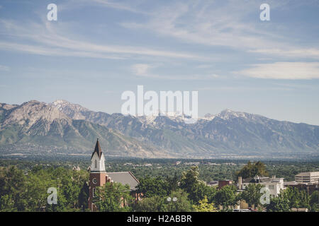 Kleine Stadt-Kirche in einem Tal in der Nähe von Bergen Stockfoto