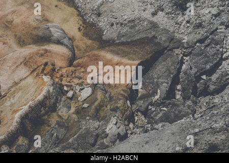 Geologische Felsoberfläche mit Struktur und Farben Stockfoto