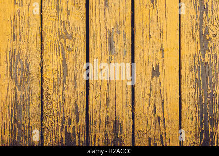 Gelben Holzplanken mit peeling Paint und Grunge look Stockfoto