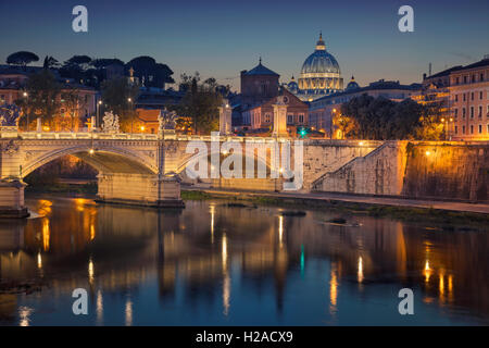Rom. Blick auf Brücke Vittorio Emanuele und der Petersdom in Rom bei Nacht. Stockfoto