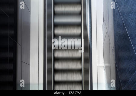 Draufsicht der Bewegung verwischt leer Rolltreppe, abstrakten modernen Hintergrund. Stockfoto