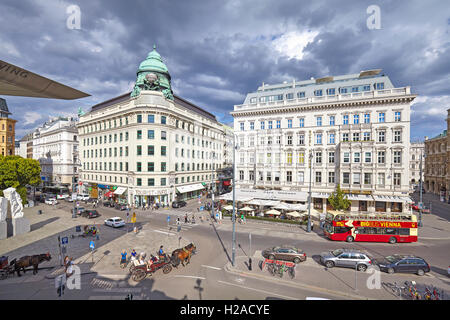 Wien, Österreich - 14. August 2016: Blick über Albertinaplatz, stark befahrenen Straße in der Innenstadt von Vienna. Stockfoto
