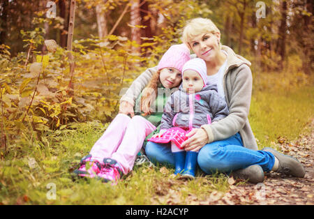glückliche Mutter und ihre Töchter im Herbst park Stockfoto
