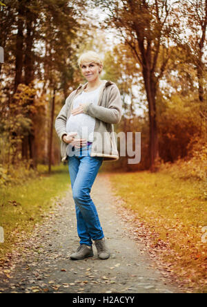 junge schwangere Frau im Herbst park Stockfoto