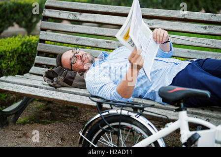 Stattlichen grauhaarigen Mann lesen Zeitung. Stockfoto