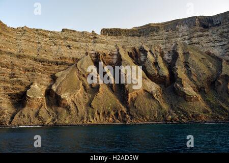 Erosionsrinnen in vulkanischer Lava Ascheschichten. Risco de Famara-Klippen am Punta Fariones auf der Nordspitze von Lanzarote, Kanarische Inseln Stockfoto