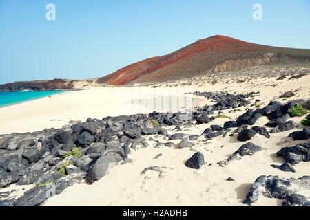 Lanzarote, Kanarische Inseln. Am Strand von Playa de las Conchas auf Isla Graciosa, Lanzarote, die Vulkankegel des Montana Bermeja Stockfoto