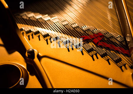Im Inneren eines Klaviers. Nahaufnahme von Klaviersaiten. Stockfoto