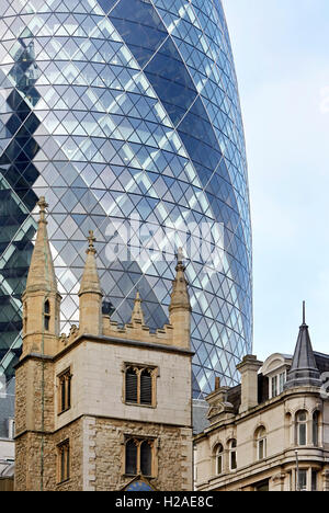 Gegenüberstellung der alten und neuen Fassaden. Die Gurke, London, Vereinigtes Königreich. Architekt: Foster + Partners, 2004. Stockfoto