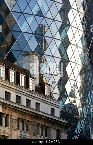 Gegenüberstellung der alten und neuen Fassaden. Die Gurke, London, Vereinigtes Königreich. Architekt: Foster + Partners, 2004. Stockfoto