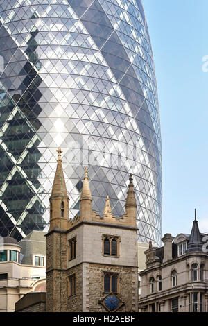 Gegenüberstellung der alten und neuen Fassaden. Die Gurke, London, Vereinigtes Königreich. Architekt: Foster + Partners, 2004. Stockfoto