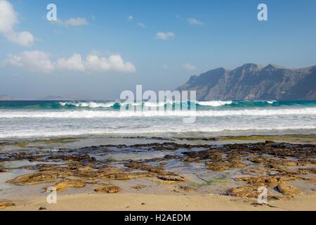 Der Strand Playa in La Caleta de Famara. Lanzarote, Kanarische Inseln. Auf die Klippen des Risco de Famara Stockfoto