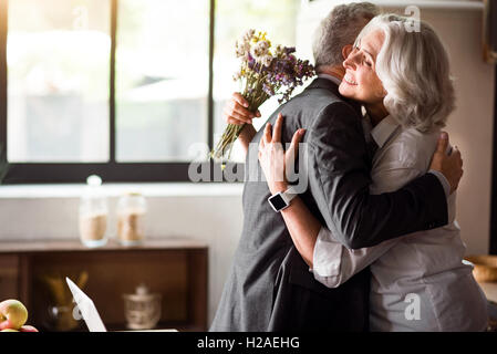 Gerne älteres Ehepaar feiern Hochzeitstag Stockfoto