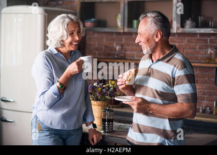 Gerne älteres Ehepaar Lächeln einander beim Kaffeetrinken Stockfoto
