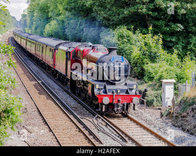 Eine Hauptstrecke Dampf-Bahn-Tour geschleppten Ex-LMS Jubilee 6XP Klasse 45699 "Galatea" mit Geschwindigkeit in der Nähe von Winchester, Hampshire. Stockfoto