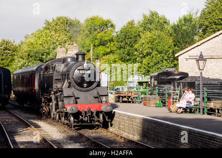 Dampfzug von Ex-BR Klasse 4 Tank Lokomotive stehen in Midsomer Norton Station HQ des S & D Jt Rly Trust geschleppt. Stockfoto