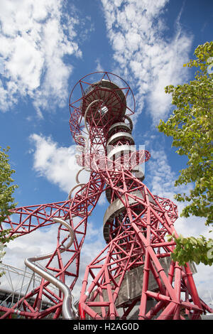 Weltweit längste Tunnelrutsche auf dem ArcelorMittal Orbit Turm im The Olympic Park (Queen Elizabeth Park) in Stratford, London. Stockfoto