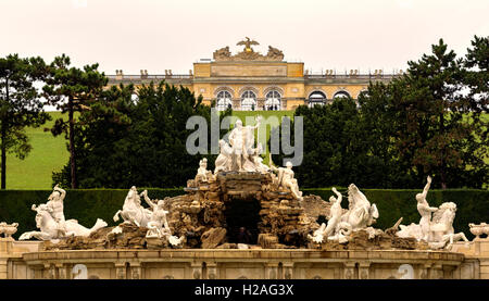 Neptun-Brunnen und Gloriette im Schlosspark Schönbrunn. Stockfoto