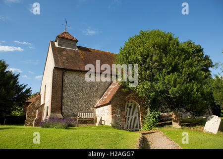 Typische Dorfkirche in East Marden, West Sussex in der hügeligen Landschaft der South Downs Stockfoto