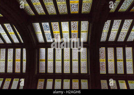 Buntglas-Decke mit den Namen der ehemaligen Bürgermeister, Rathaus von Manchester, 1868-1877, Albert Square, Manchester, England Stockfoto