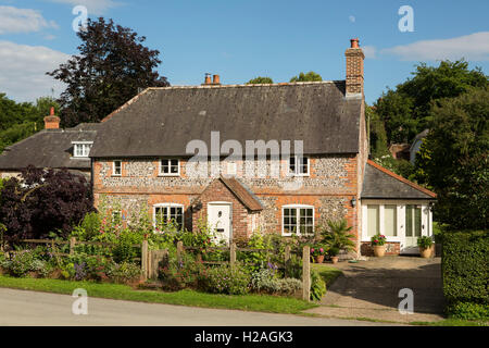 Typisches Landhaus in einem kleinen Dorf in der Landschaft von West Sussex. Stockfoto