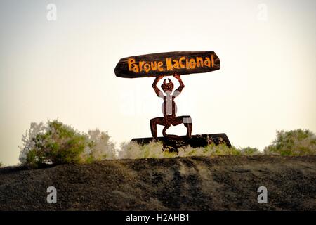 Statue von El Diablo vom Künstler Cesar Manrique. Lanzarote, Kanarische Inseln. Symbol der Nationalpark Timanfaya vulkanische Landschaft Stockfoto