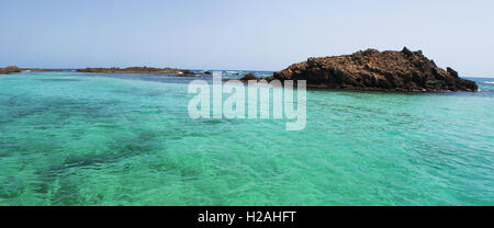 Fuerteventura, Kanarische Inseln, Nordafrika, Spanien: das kristallklare Wasser von der Anlegestelle an der kleinen Insel Lobos Stockfoto