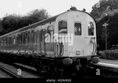 Alte Diesel-Zug auf einem Bahnsteig. Schuss in Monochrom Vintage Transportmittel zu den Retro-look Stockfoto