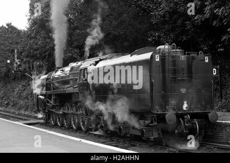 Vintage Standard Klasse 9 F Dampfzug in Schwarzweiß. Zug voll unter Dampf mit den Ingenieuren in Schuß mit Rücken zur Kamera. Stockfoto