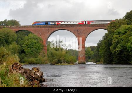 East Midlands Züge InterCity 125 überqueren Wetheral Viadukt über den Fluss Eden. Wetheral, Newcastle & Carlisle Railway, UK. Stockfoto