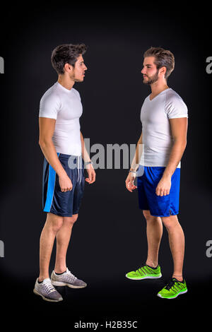 Zwei junge gut aussehende Mann tragen Sportswear. Studio gedreht. Stockfoto
