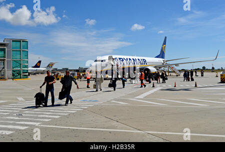 Touristen, die Ryanair-Flugzeug am internationalen Flughafen von Porto Portugal verlassen Stockfoto