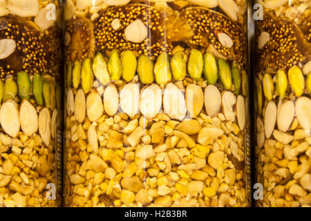 Bewahrt, Nüssen und Obst im Glas, Istanbul, Türkei Stockfoto