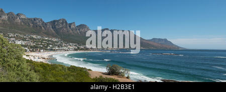 Camps Bay Beach und die zwölf Apostel Berge reichen Panorama, Kapstadt, Western Cape, Südafrika Stockfoto