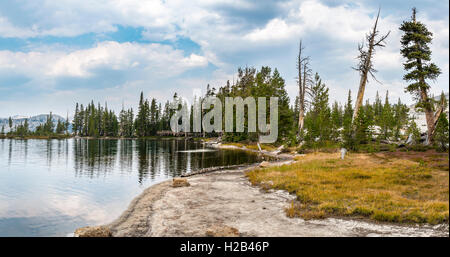 Trail auf der unteren Kathedrale See, Sierra Nevada, Yosemite National Park, Cathedral, Kalifornien, USA Stockfoto