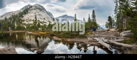 Wanderer auf einem See, in den Bergen in einem See spiegeln, niedrigere Kathedrale See, Sierra Nevada, Yosemite National Park, Cathedral Range Stockfoto